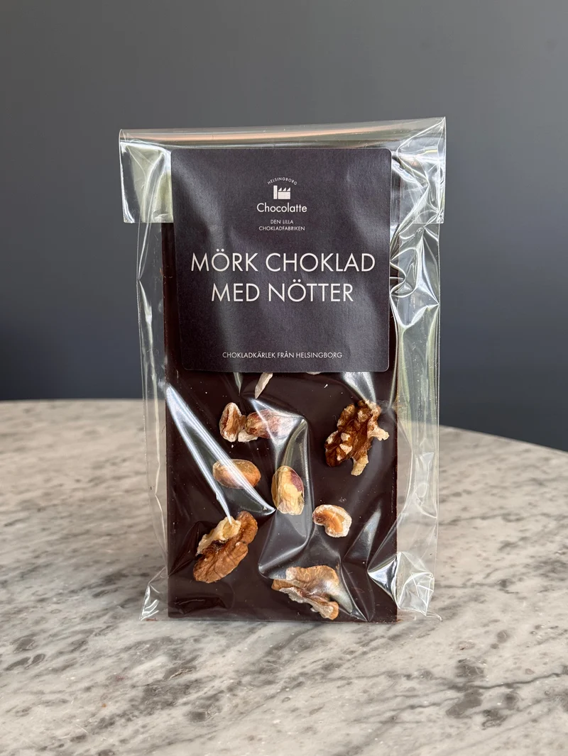Mörk chokladkaka med nötter