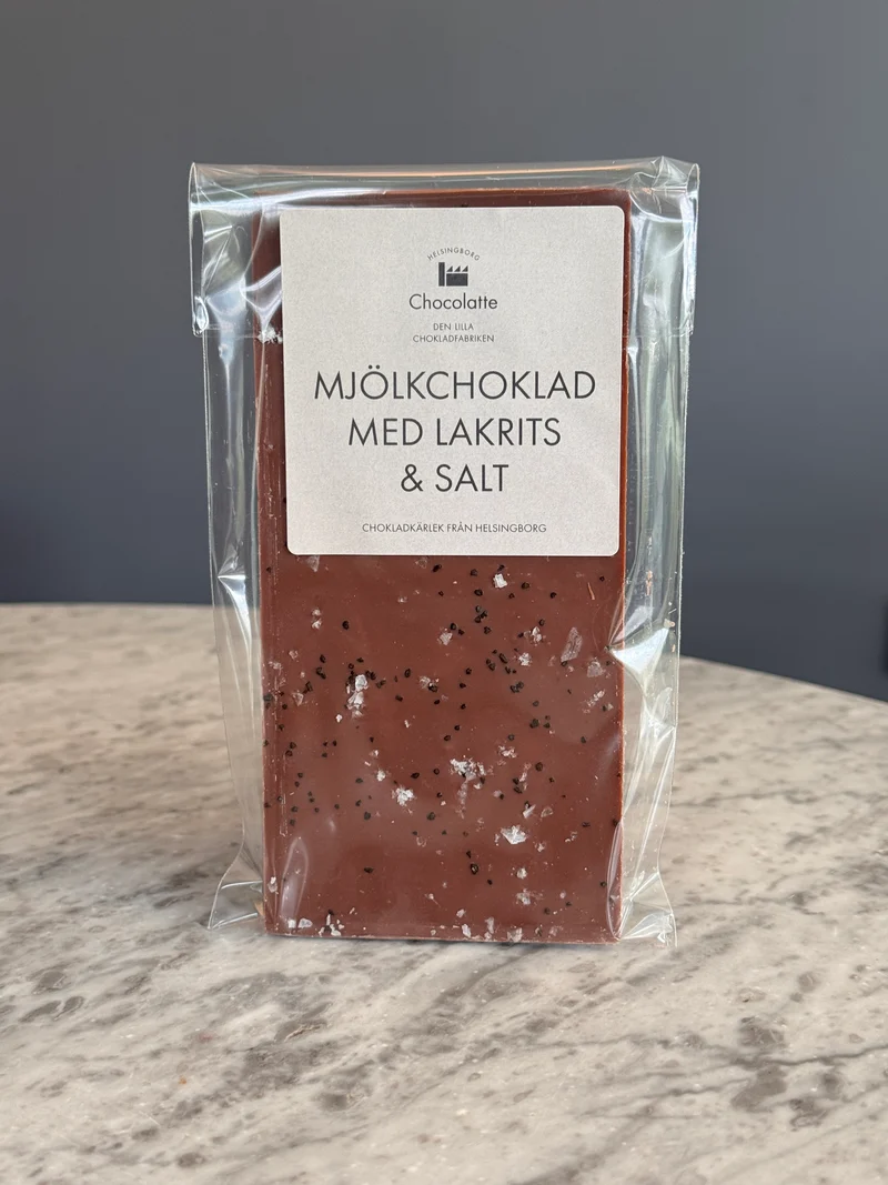 Mælkechokoladekage med lakrids og salt