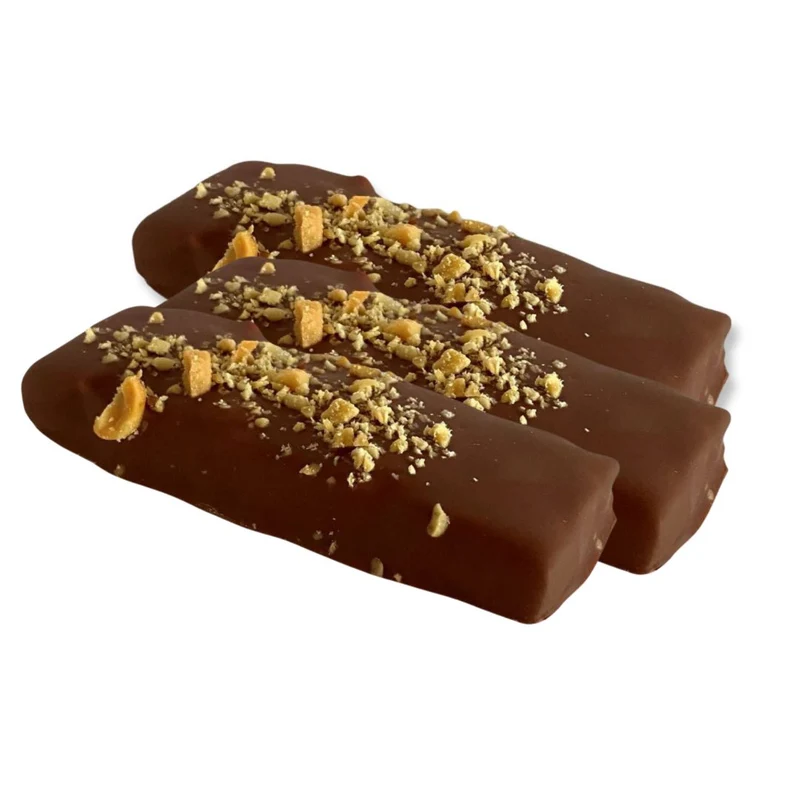 Mjölkchoklad bars med mjuk kola och jordnötter I Tre kolastänger i presentask.